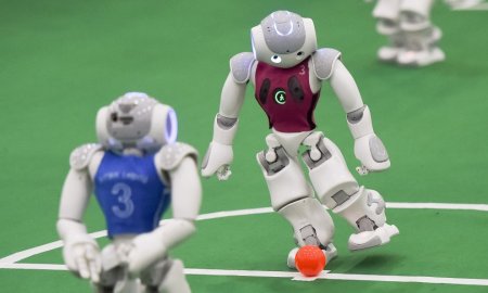 Роботы играют в футбол!